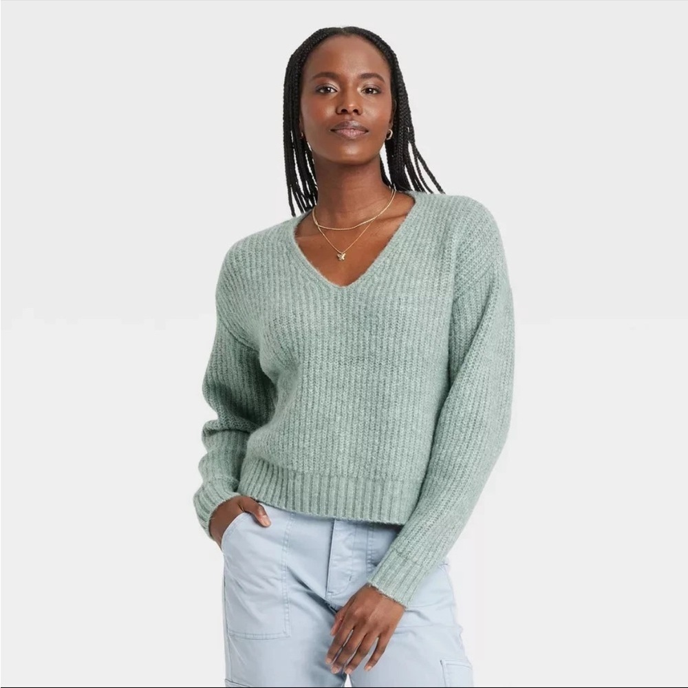 Universal Thread Women's V-Neck Sweater - Light Green